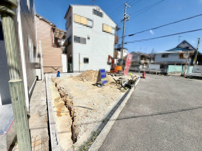 【駐車場】 | 富秋町２丁目　新築一戸建 | 【浴室乾燥機付】浴室には窓があり換気良好に保てます♪浴室暖房乾燥機付きで機能面も十分です！