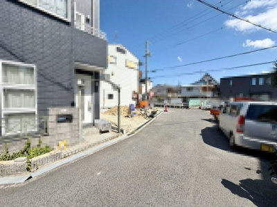 【前面道路含む現地写真】 | 富秋町２丁目　新築一戸建 | ゆとりのある洗面室ですよ！朝の身支度もスムーズにできますね♪