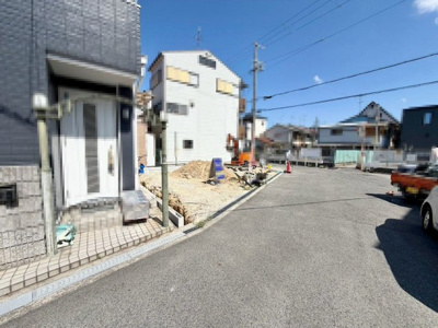 【前面道路含む現地写真】 | 富秋町２丁目　新築一戸建 | 【３ＬＤＫ+４ＷＩＣ】暮らしやすい間取りですので、子供部屋や趣味のお部屋も作れます♪ 資料請求だけでもお気軽にお問い合わせください！