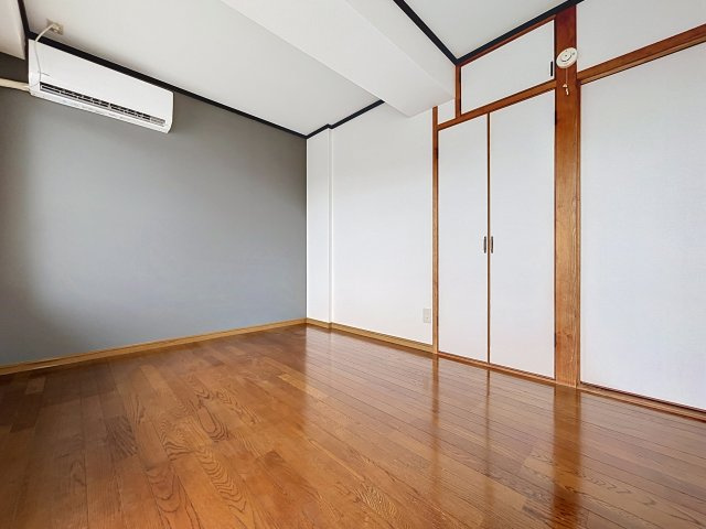 コーポハシグチの内装|落ち着いた色味のアクセントカラーが素敵です