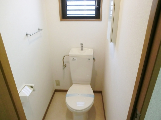 クリスタルガーデンのトイレ|もちろんバス・トイレ別で窓が付いてます♪