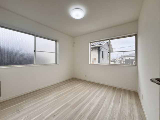 中央区 海老塚町の洋室|2階　5.4帖の洋室になります。大きな窓が二ヶ所あり、とても明るく風通しも良好です。