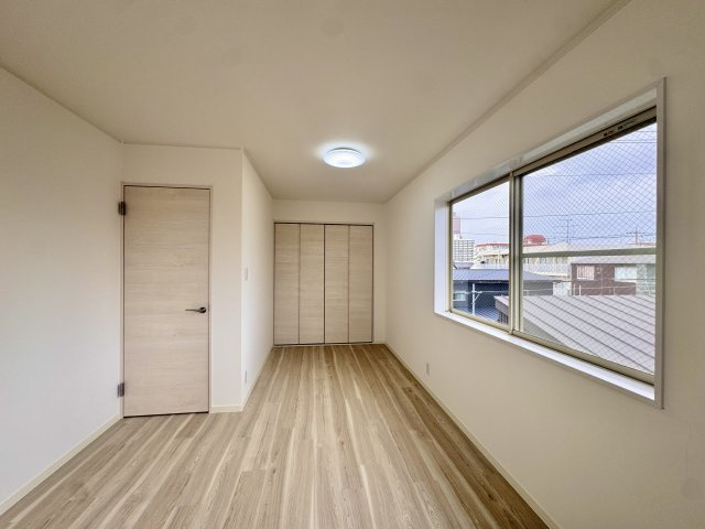 中央区 海老塚町の居間・リビング|3階　7.9帖 東側の洋室になります。大きな窓とクローゼットが特徴のお部屋になります。