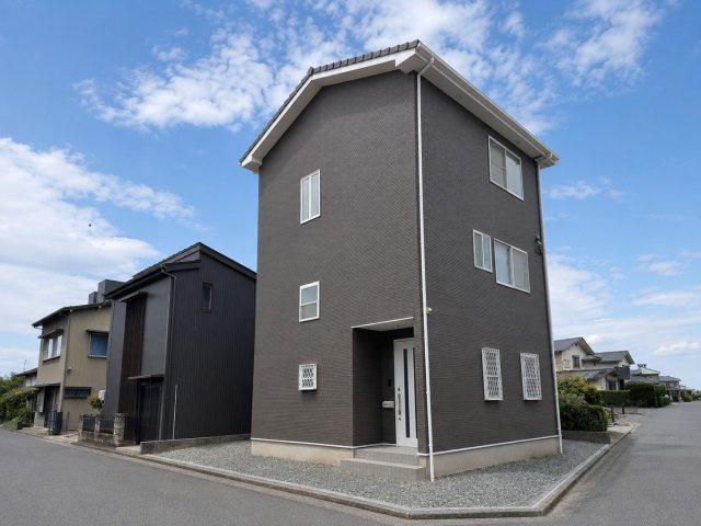 中央区 海老塚町の外観|閑静な住宅街に建つ物件です。