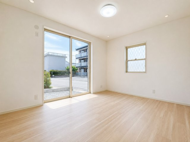 中央区 海老塚町の居間・リビング|別角度からリビングを撮影してみました。とても明るい空間です♫