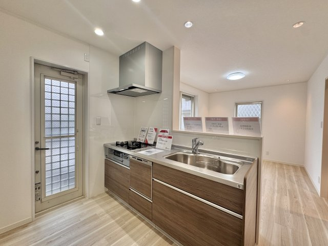 中央区 海老塚町のキッチン|キッチンは新品交換済みですので、気持ち良くお使いいただけます。勝手口もあり便利です！