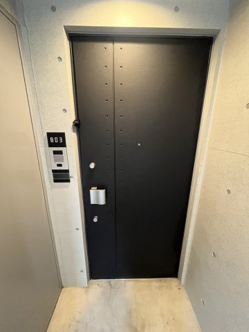 港区麻布十番２丁目の賃貸マンションの玄関