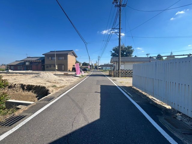 リーブルガーデン　一宮市冨田古川　全3区画分譲の前面道路含む現地写真|「現地（2026年10月9日）撮影」　
■前面道路　
■ヤマダ不動産　株式会社リライフ
