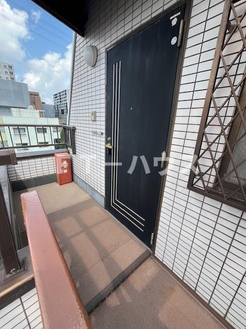 三栄ビルの玄関