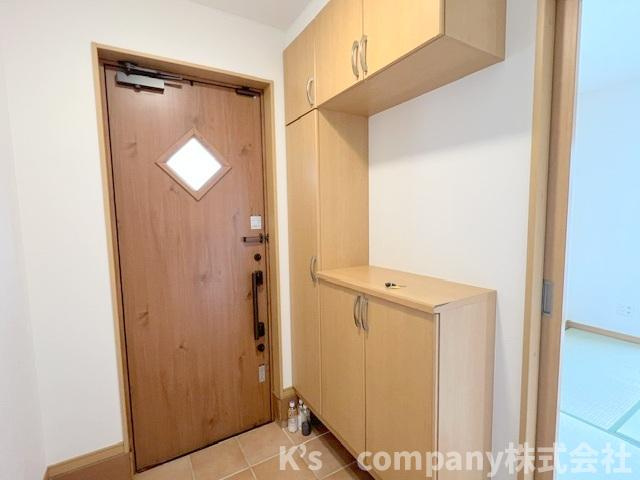 藤沢市用田　中古戸建の玄関|玄関横には収納豊富なシューズインクローゼット☆