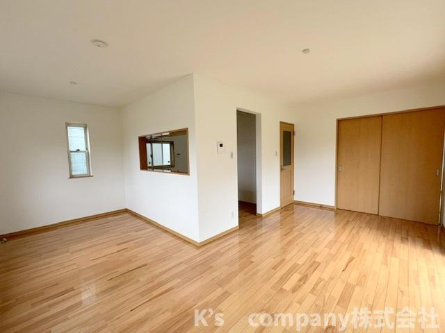 藤沢市用田　中古戸建の居間・リビング|リビングは明るい日差しの差し込む心地の良い空間になっています◇