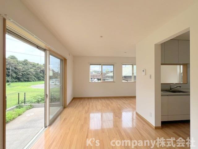藤沢市用田　中古戸建の居間・リビング|リビング正面にはお庭があり開放感があります◇