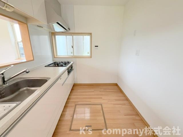 藤沢市用田　中古戸建のキッチン|キッチンスペース◇後方には食器棚や冷蔵庫のスペースが確保されています◇