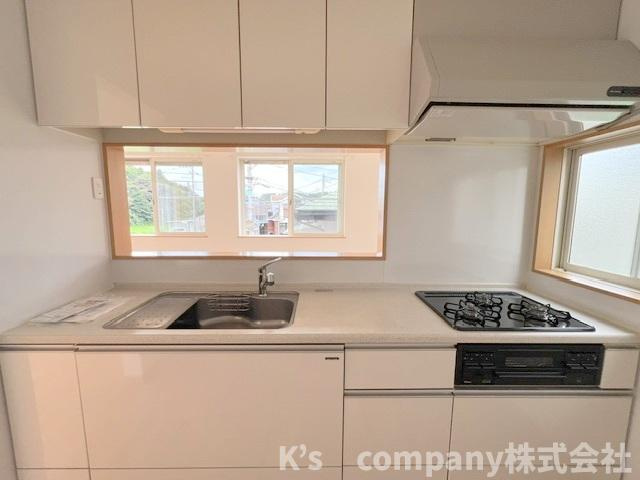 藤沢市用田　中古戸建のキッチン|吊戸棚収納が充実しているシステムキッチン☆普段使いの少ない調理家電や調理器具の保管に役立ちます◇