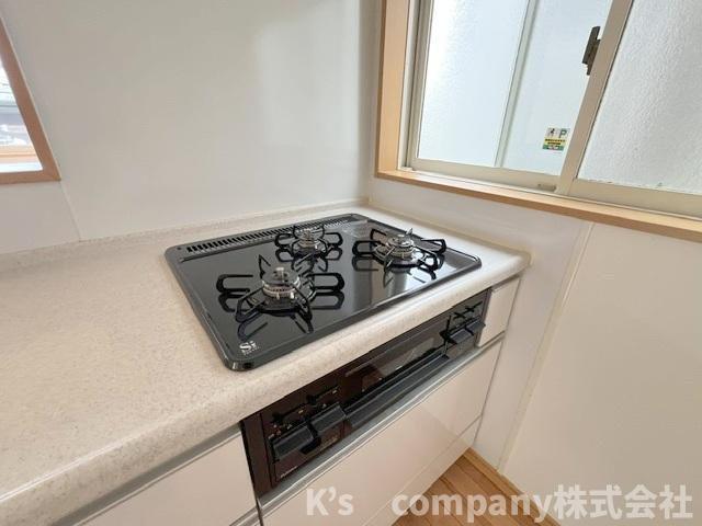藤沢市用田　中古戸建のキッチン|三口ガスコンロでお料理の幅が広がります◇