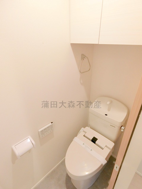 ウェルスクエア下丸子SOUTHのトイレ|吊戸棚と温水洗浄便座付きのトイレ