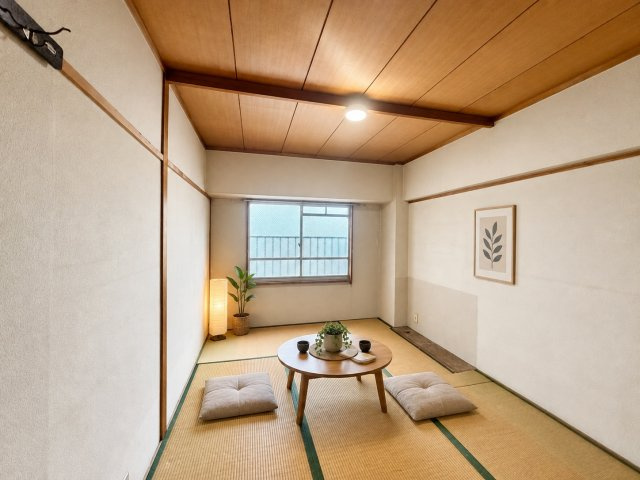 八戸ノ里グランドマンションB棟の和室|バルコニーへ直接出入りできるリビングは、採光・通風を確保しやすいのが魅力。壁面も広く取られているため家具などを配置しやすく、生活スタイルに合わせた空間づくりが可能です。