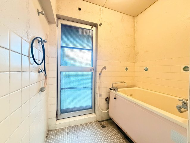 八戸ノ里グランドマンションB棟のトイレ|独立したトイレスペースで、落ち着いて利用できる空間。温水洗浄便座付きで、毎日使う設備だからこそうれしい機能を備えています。