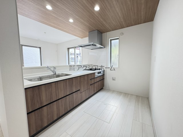 入間市高倉5丁目・全15棟　新築一戸建　1号棟のキッチン|リビングが見渡せる対面式キッチン