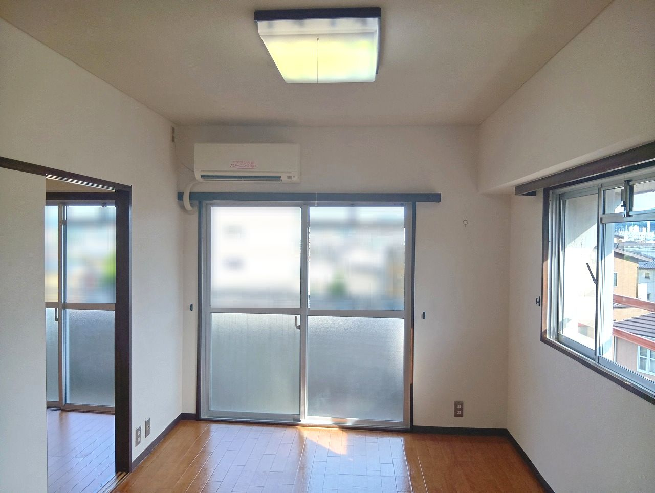 高知市百石町２丁目の賃貸マンションの居間・リビング|こちらの居間で趣味の時間をお楽しみください