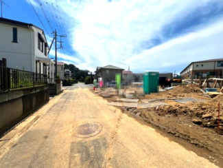 【前面道路含む現地写真】 | 土浦市桜ケ丘町第5　新築戸建　1号棟 | 見通しの良い前面道路に面し、お車の出し入れもスムーズ。開放感のある立地で、毎日の暮らしにゆとりを感じられる住環境です。