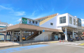 【周辺】 | 土浦市桜ケ丘町第5　新築戸建　1号棟 | 土浦駅の東側には大きな湖畔「霞ヶ浦」が広がり、サイクリングやマリンスポーツを楽しめます。駅の周辺には商業施設もあり、お買い物に便利です。駅前には土浦市役所がございます！