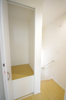 【内観：施工例】 | 【仲介手数料無料！！】多摩市百草　新築戸建て（全1棟）A号棟　4390万円 | 2階廊下収納