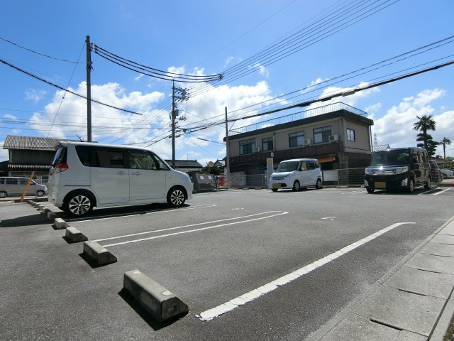 ジーニスの駐車場