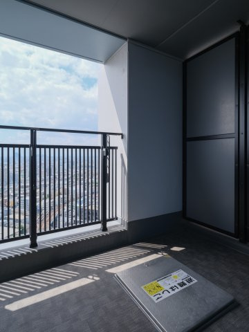 グランドミレーニア のバルコニー|心地よい陽光が感じられる南西向きのバルコニーです。前面に建物がなく、開放感のあるリフレッシュにもぴったりな空間です