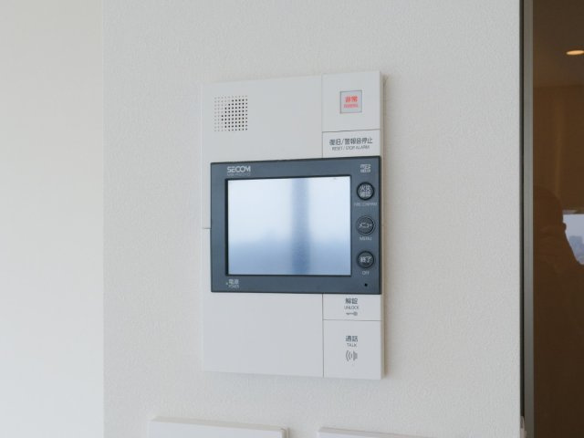グランドミレーニア のセキュリティ|◆TVモニター付インターホン◆訪ねてきた相手をモニター越しに確認でき、防犯対策に役立ちます。インターホン越しに話をすることが可能です