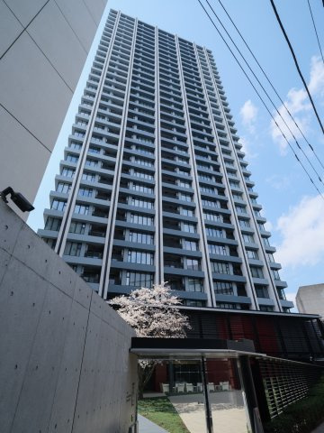 グランドミレーニア の外観|安心の免震構造を採用した地上31階建てタワーレジデンスです。『池袋』駅に徒歩6分でアクセスできる充実した住環境が整い、コンシェルジュサービスや専用トランクルームなどがご利用いただけます