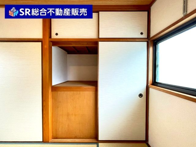 東石切町2丁目中古戸建の収納|3F南側6帖和室の収納。和室らしい床の間もあります！押入は容量たっぷり♪