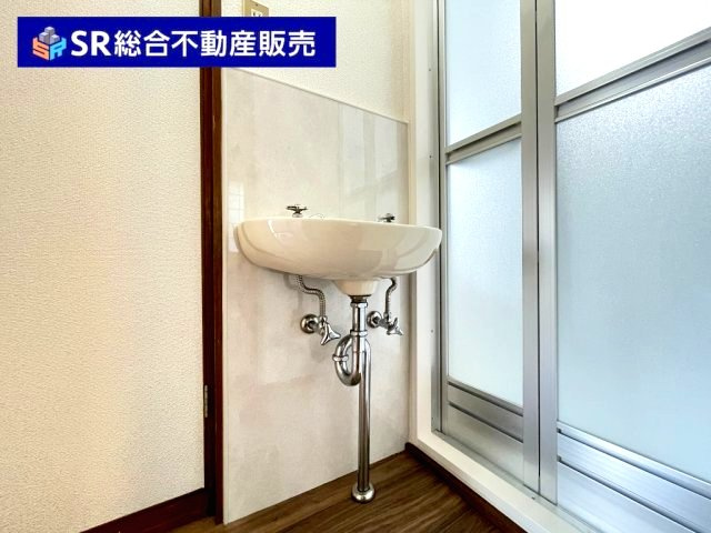 東石切町2丁目中古戸建の居間・リビング|程よい距離間のあるリビングです♪