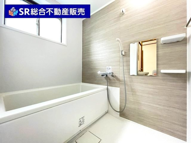 東石切町2丁目中古戸建の浴室|お風呂には窓もあり、換気がバッチリとできます☆キレイなお風呂です！