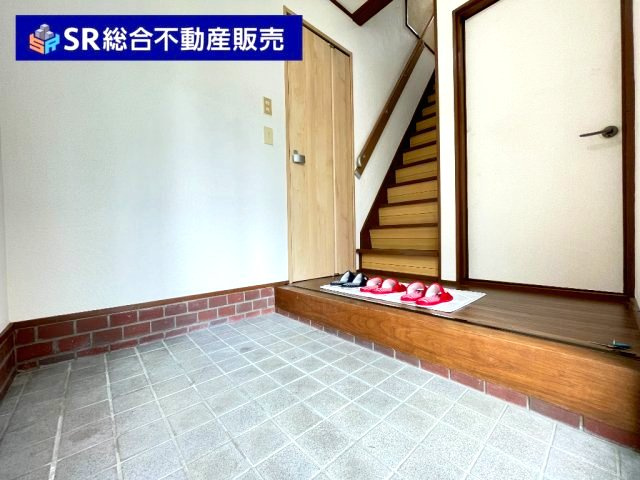 東石切町2丁目中古戸建の玄関|シューズボックスを置けるスペースのある広めの玄関です！
