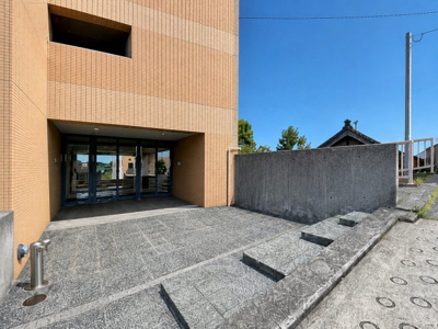 【外観】 | 東急ドエルヒルサイドガーデン参番館　ペット飼育可/ルーフバルコニー/バス停約5分 | ◆管理体制良好なマンションです。清潔感のあるエントランスに開放感のある住環境。