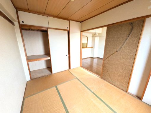 桃花台パークヒルズ五番館の和室|畳の上でゆっくりとくつろげる和室です