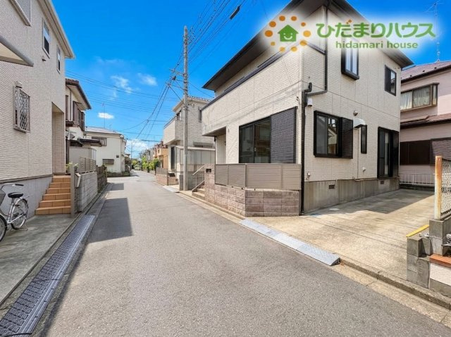 鴻巣市生出塚1丁目　中古戸建の前面道路含む現地写真