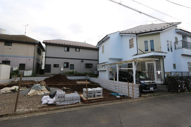 【KIS】小平市小川町15期の外観|2台駐車可能なカースペース（1台は車種制限有）
