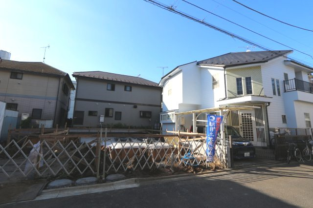 【KIS】小平市小川町15期の外観|家族のカーライフを支える2台分の駐車スペース（※制限有）