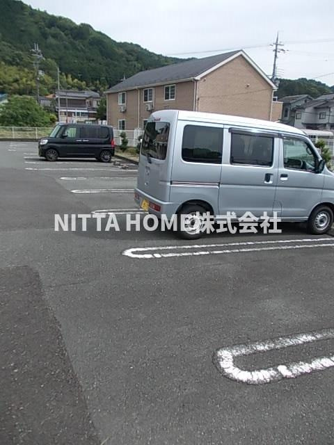 フィーレＢの駐車場|敷地内に駐車場も完備★