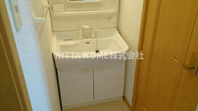 フィーレＢの洗面所|シャワー付きの洗面台朝の準備も楽々です◎