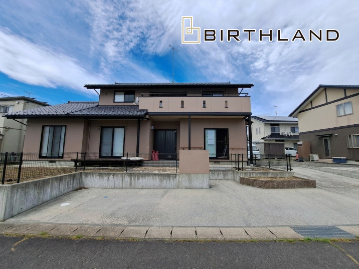 中古戸建　本宮市岩根字みずきが丘　岩根小・第二中の外観|駐車スペースは3台可能です！（車種による）前面道路6ｍでお車の出し入れもスムーズです！