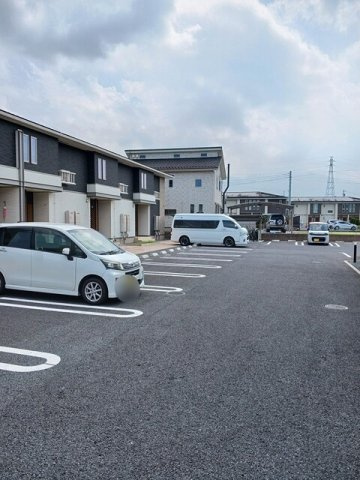 ラ・ヴィ・カルムＢの駐車場