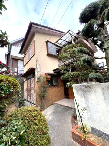 愛宕山の玄関|玄関へのアプローチ。居住者の帰り、訪れる方を優しく迎える・安らぎに満ちた生活空間を予感させる。健やかな暮らしを楽しめそう
