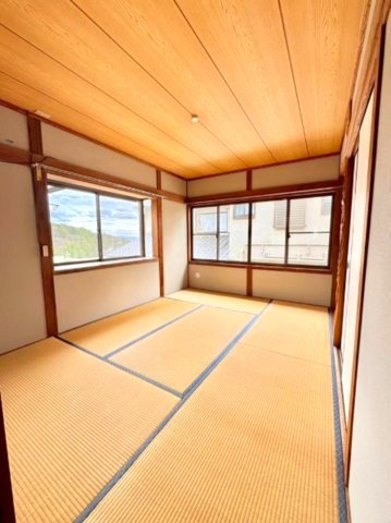 愛宕山の和室|出窓分だけお部屋に奥行きが生まれています。
