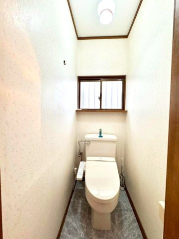 愛宕山のトイレ|窓があるトイレは、明るく換気も安心
