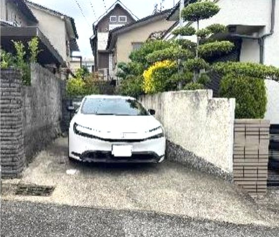 愛宕山の駐車場|車好きの方にも嬉しい車庫付邸宅
