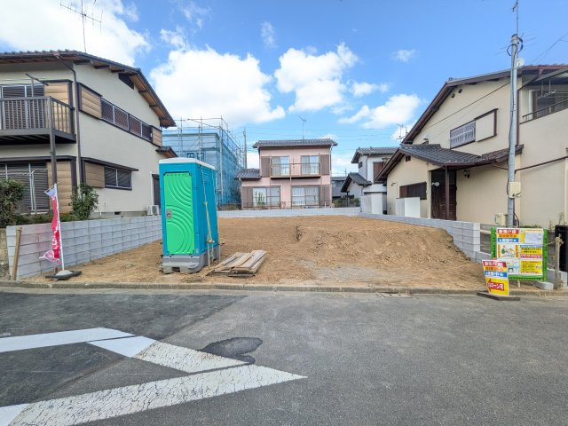 牛久市南　15期　新築戸建ての前面道路含む現地写真|陽当たりや敷地の広さをご確認できます！
本日のご見学も可能です♪
お気軽にお電話またはお問い合わせください。