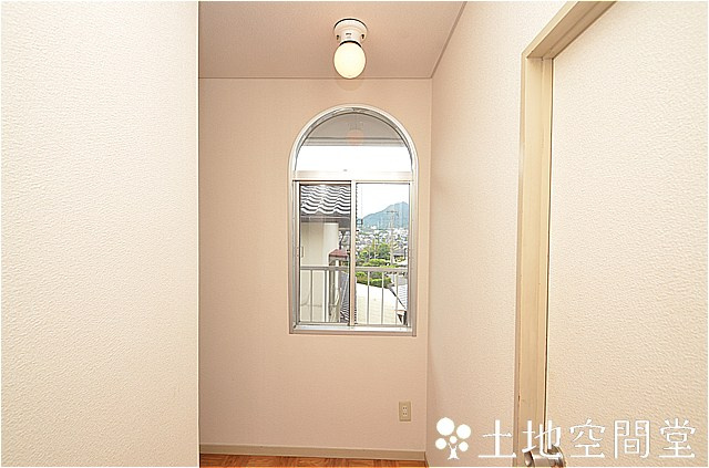 大平台戸建てのキッチン|キッチン入り口がアーチがあり可愛いです。